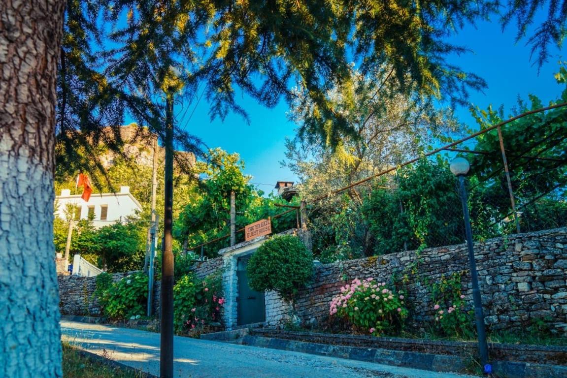 Flora'S Guesthouse 'The Fir Gate' Gjirokastër Екстериор снимка