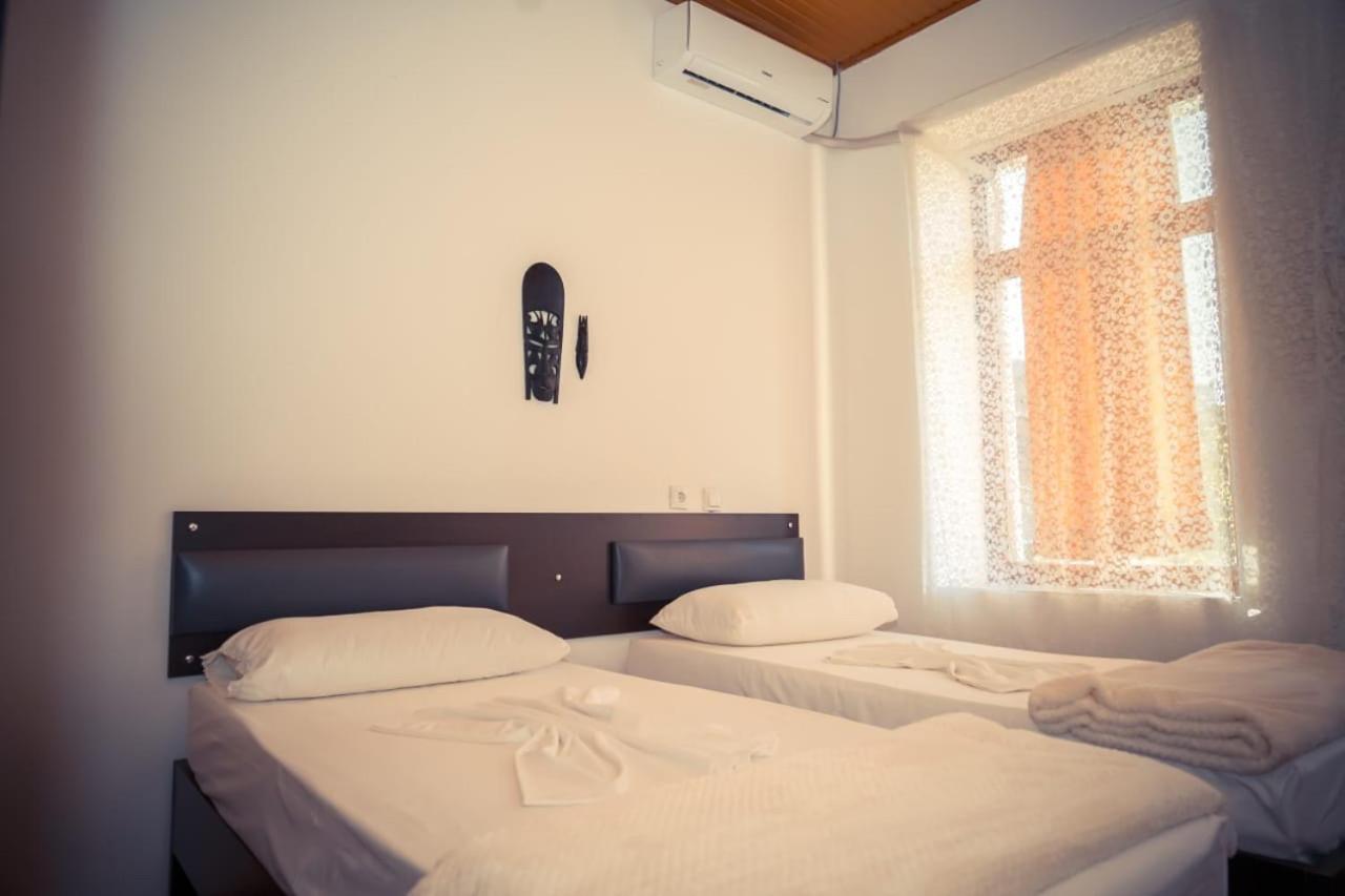 Flora'S Guesthouse 'The Fir Gate' Gjirokastër Екстериор снимка