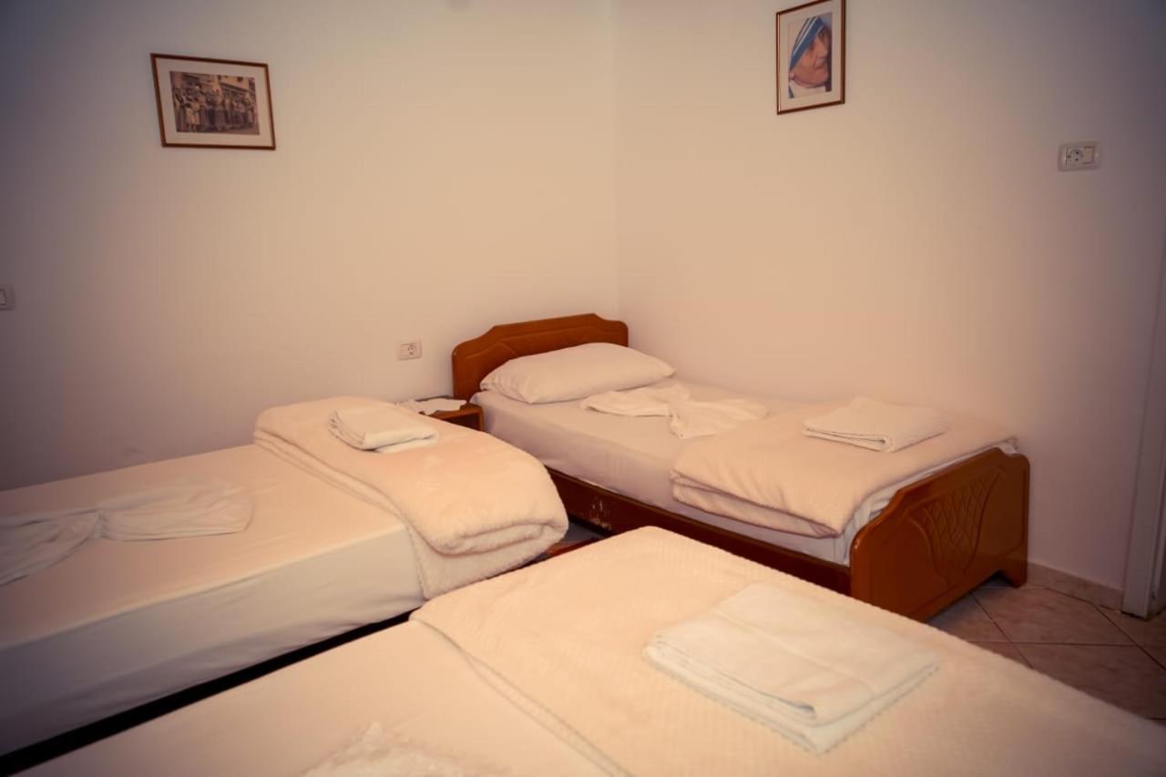 Flora'S Guesthouse 'The Fir Gate' Gjirokastër Екстериор снимка