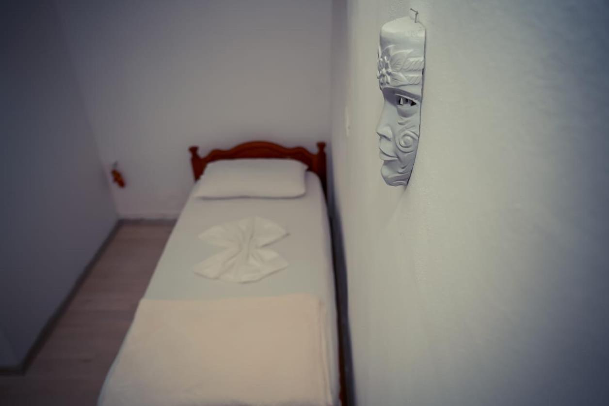Flora'S Guesthouse 'The Fir Gate' Gjirokastër Екстериор снимка