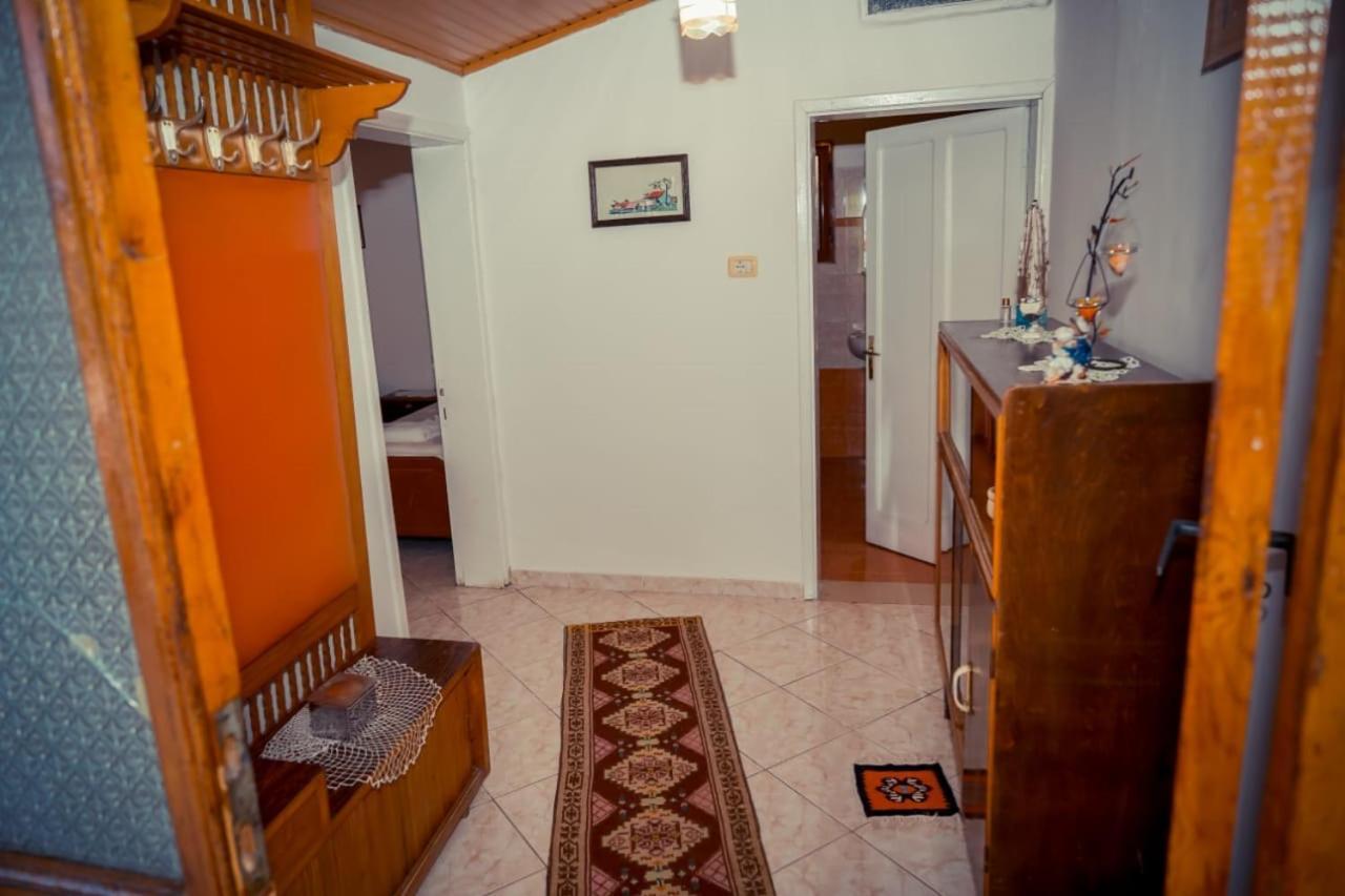Flora'S Guesthouse 'The Fir Gate' Gjirokastër Екстериор снимка