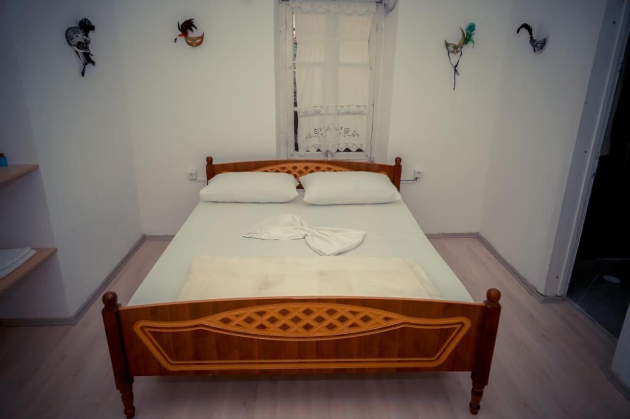Flora'S Guesthouse 'The Fir Gate' Gjirokastër Екстериор снимка