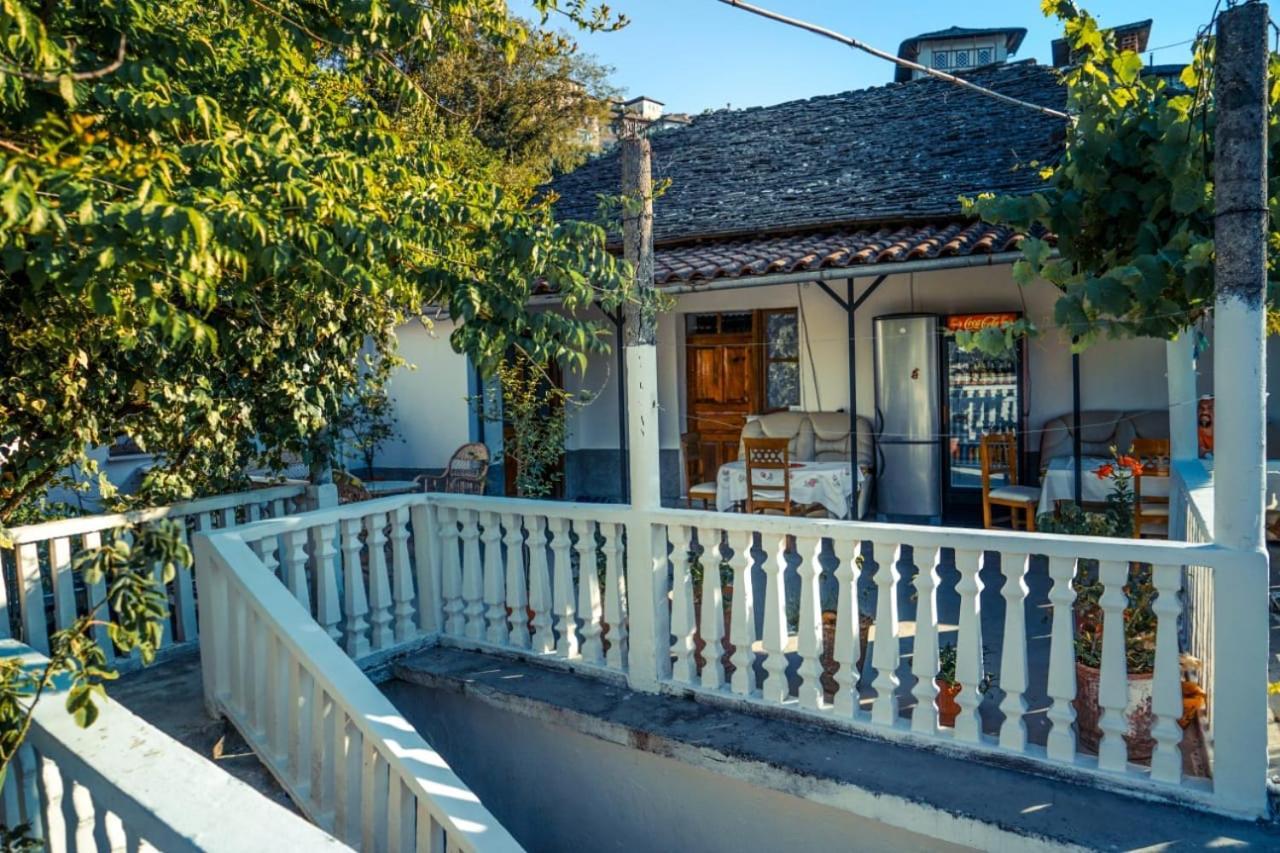 Flora'S Guesthouse 'The Fir Gate' Gjirokastër Екстериор снимка