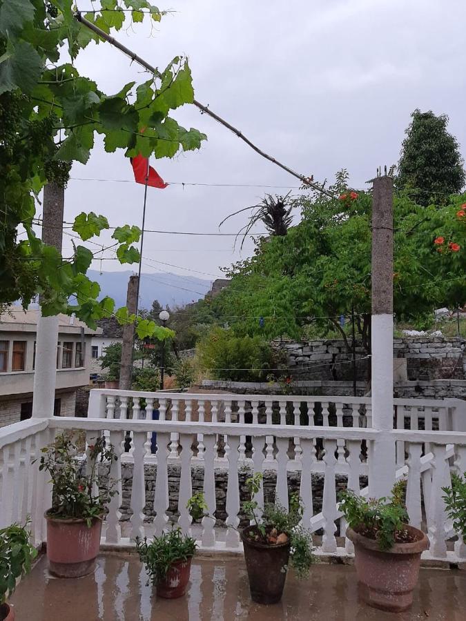 Flora'S Guesthouse 'The Fir Gate' Gjirokastër Екстериор снимка