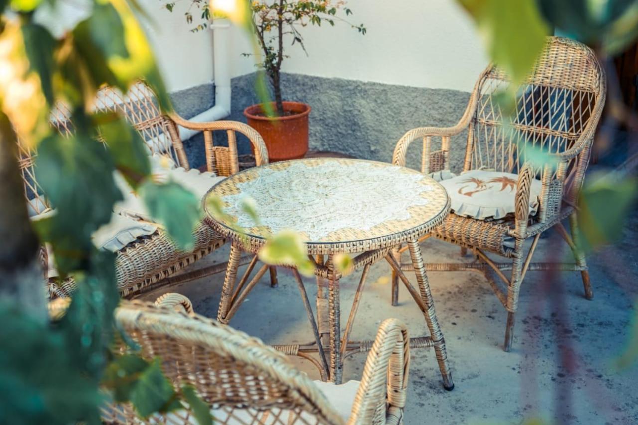Flora'S Guesthouse 'The Fir Gate' Gjirokastër Екстериор снимка