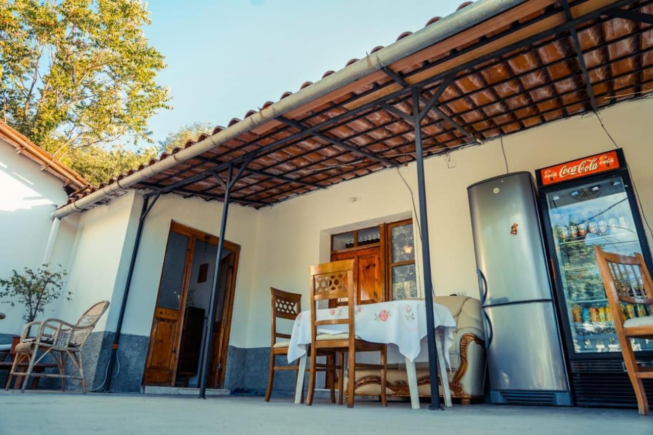Flora'S Guesthouse 'The Fir Gate' Gjirokastër Екстериор снимка