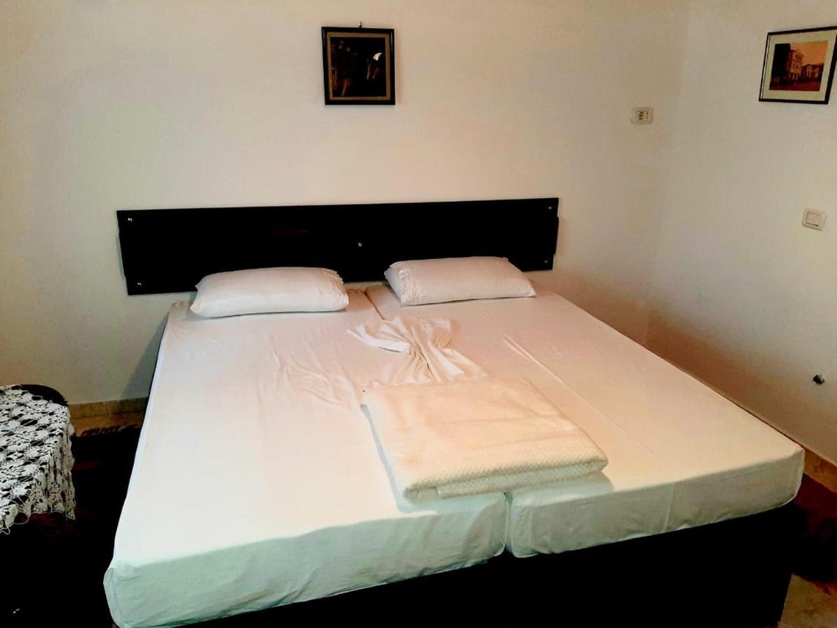 Flora'S Guesthouse 'The Fir Gate' Gjirokastër Екстериор снимка