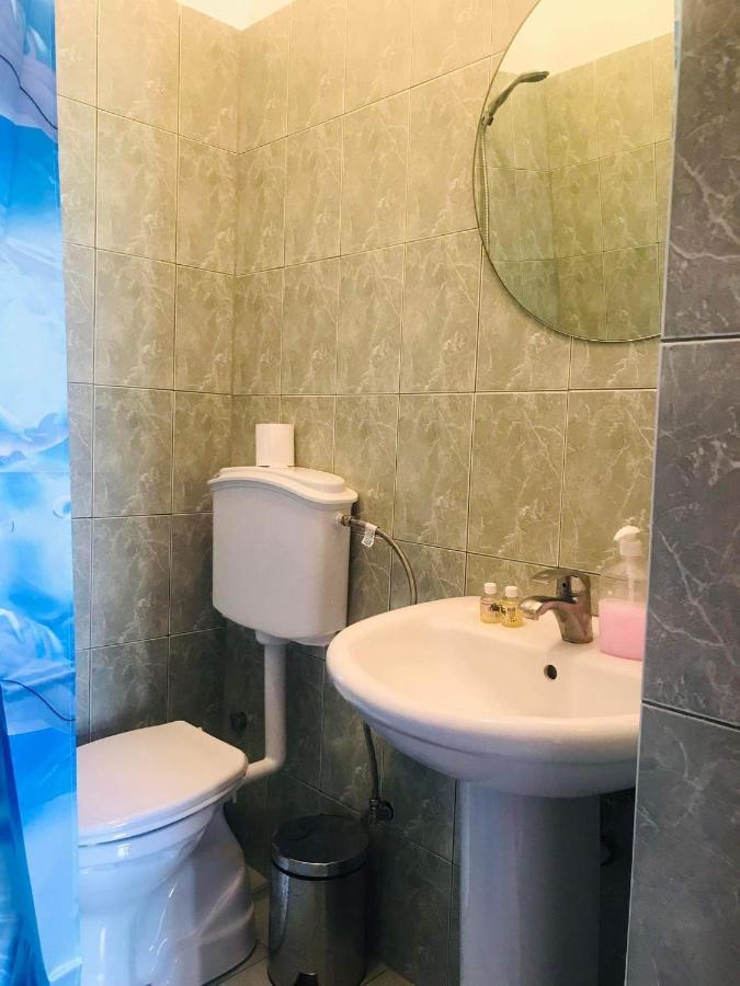Flora'S Guesthouse 'The Fir Gate' Gjirokastër Екстериор снимка