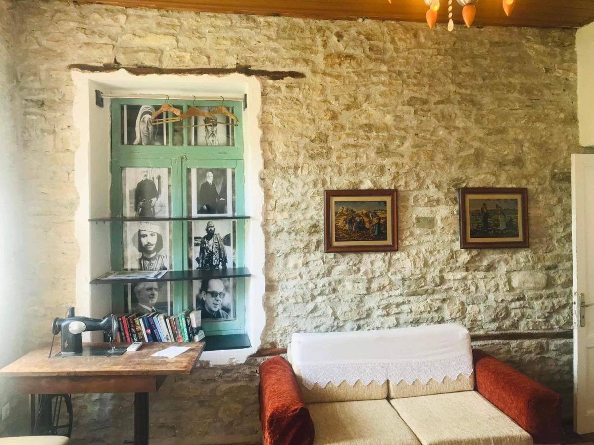 Flora'S Guesthouse 'The Fir Gate' Gjirokastër Екстериор снимка