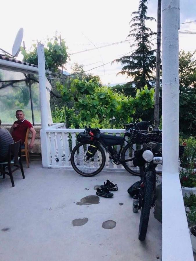 Flora'S Guesthouse 'The Fir Gate' Gjirokastër Екстериор снимка