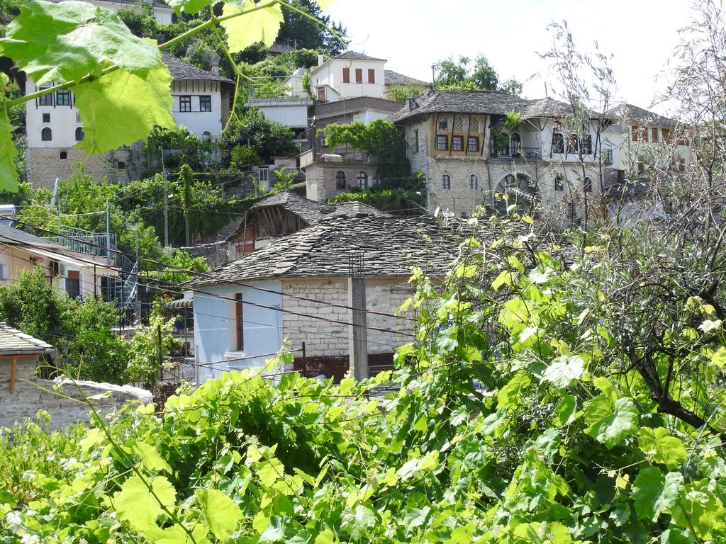 Flora'S Guesthouse 'The Fir Gate' Gjirokastër Екстериор снимка
