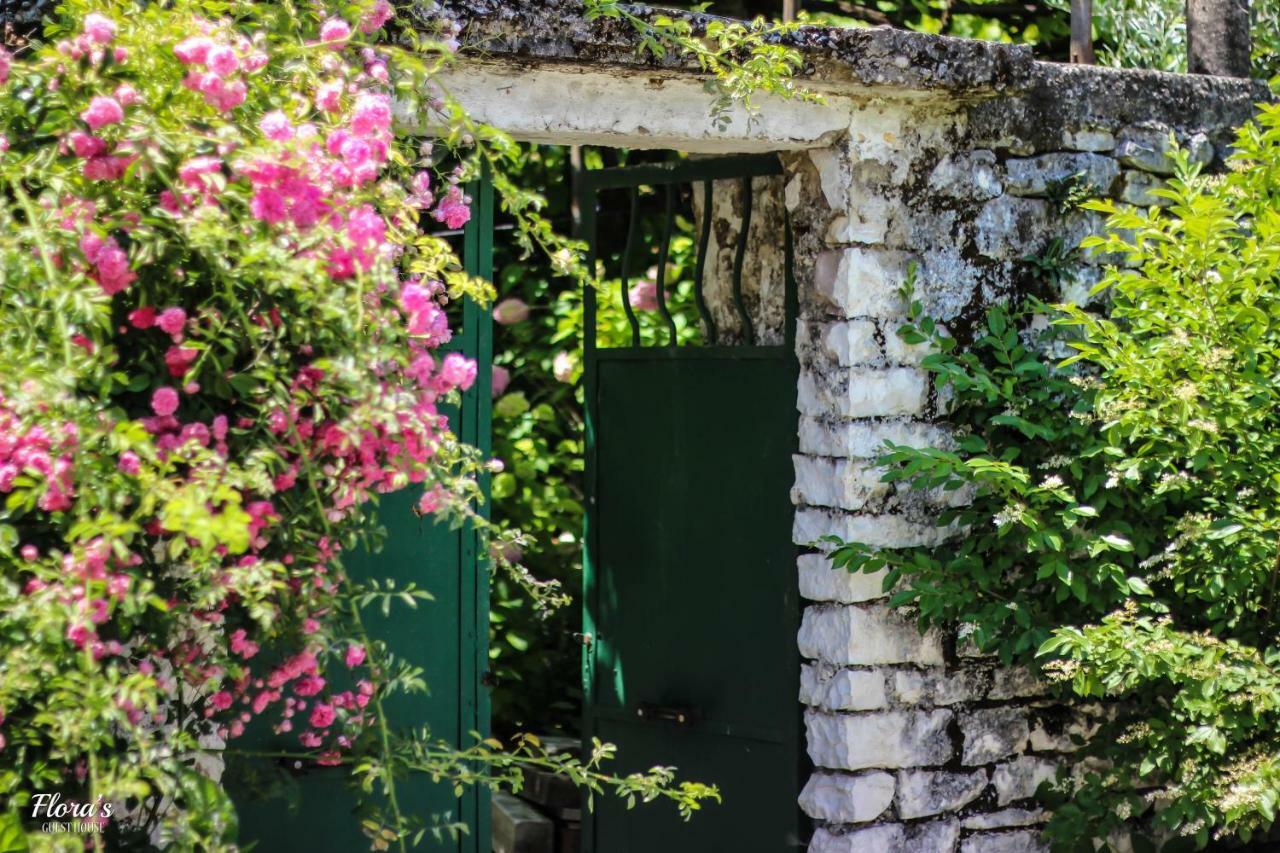 Flora'S Guesthouse 'The Fir Gate' Gjirokastër Екстериор снимка